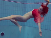 泳池裡的紅發女郎